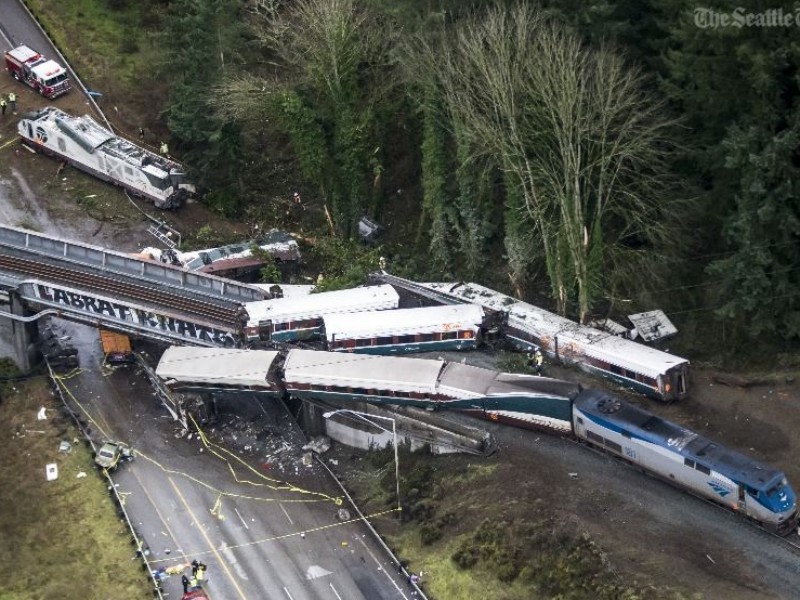 Seattle, treno deragliato: 3 morti accertati. «Viaggiava a 130 con il limite a 50»