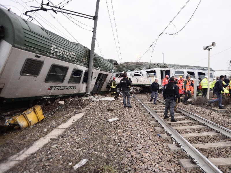 Treno deragliato: «I soccorsi arrivati dopo almeno 45 minuti»