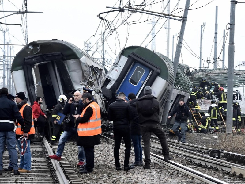 Treno deragliato nel Milanese, le immagini dell’incidente