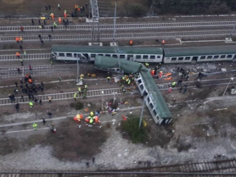 Morte sul treno dei pendolari, tre vittime. Il questore: «Una situazione di disastro»