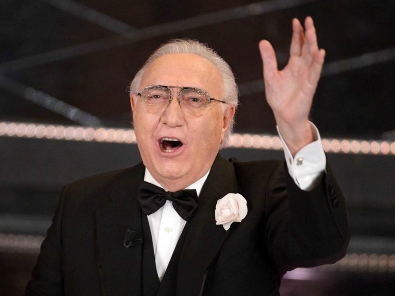 Sanremo, a 50 anni dalla prima conduzione ovazione per Pippo Baudo