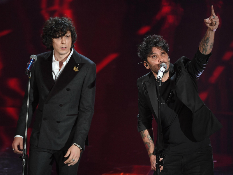 Sanremo, Ermal Meta e Fabrizio Moro vincono il Festival dei record con «Non mi avete fatto niente»