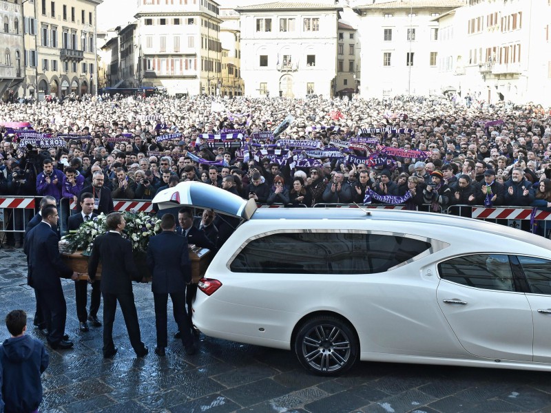 L’arrivo del feretro del capitano della Fiorentina, Davide Astori, alla basilica di Santa Croce a Firenze, dove l’8 marzo mattina si sono tenuti i funerali.