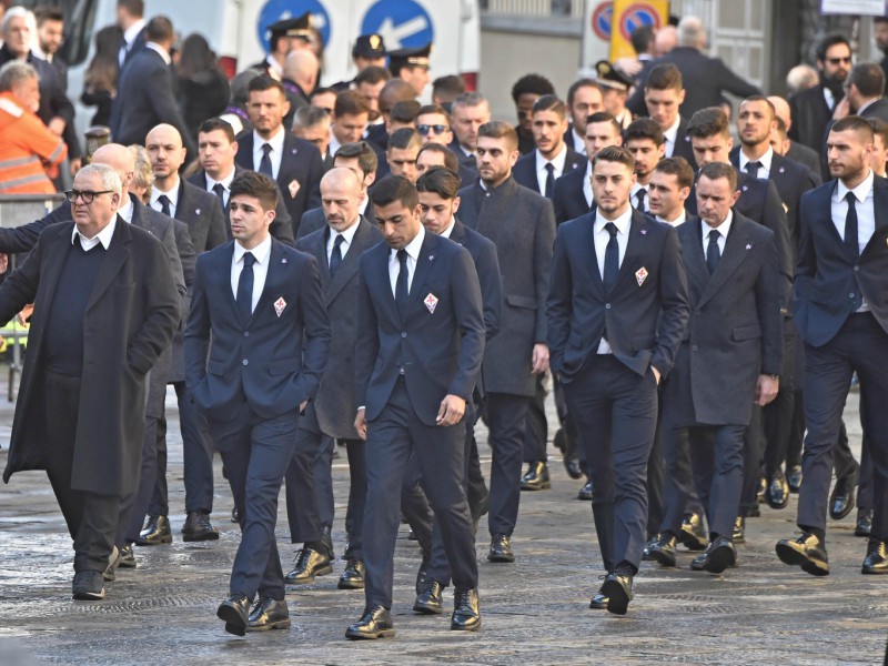 La squadra della Fiorentina è stata accolta in piazza Santa Croce dagli applausi delle centinaia di persone arrivate per dare l’ultimo saluto al capitano Davide Astori