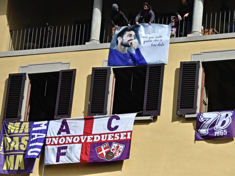 Le strade di Firenze si sono riempite di sciarpe viola e striscioni in omaggio al capitano.  Un tifoso sventola «Grazie per tutto quello che di hai dato»