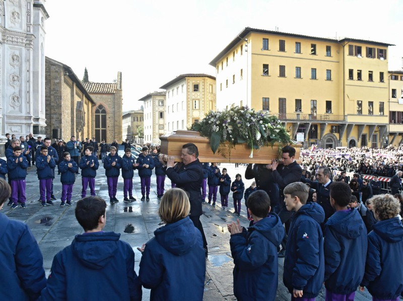 Al funerale hanno partecipato anche i giocatori dei settori giovanili della Fiorentina