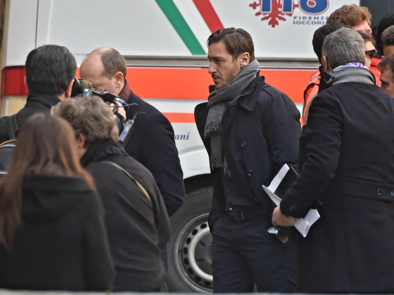 Anche Francesco Totti ha voluto partecipare ai funerali. Con Astori è stato compagno di squadra sia nel Cagliari che nella Roma.