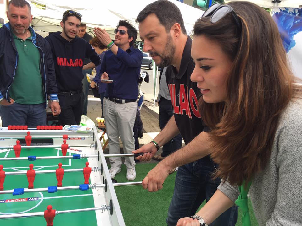 Partita di biliardino durante un'iniziativa della Lega: Salvini gioca con Laura Aguzzi