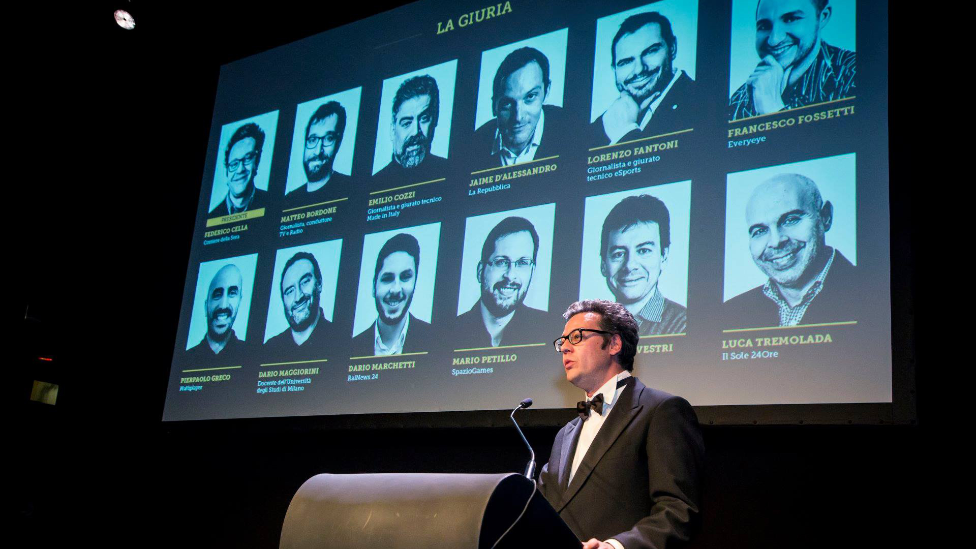 Il presidente Federico Cella presenta gli altri componenti della giuria (foto di Aesvi)