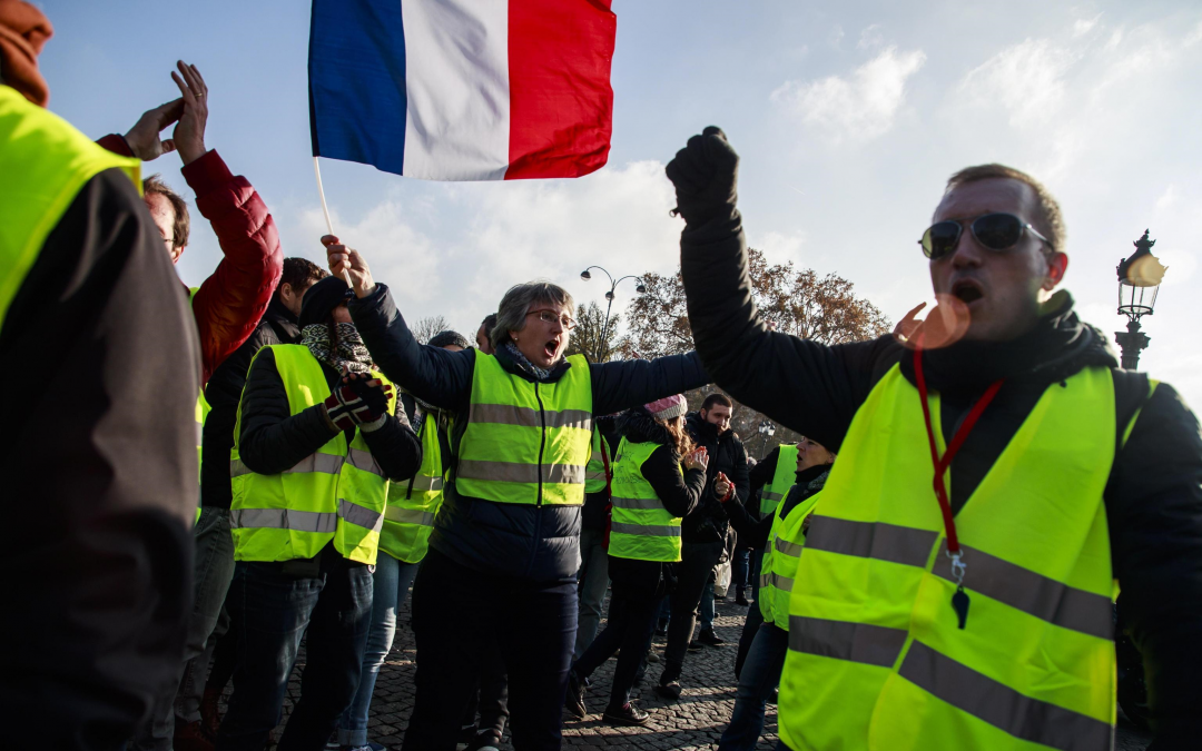 Francia, i gilet gialli bloccano i depositi di carburante: «Macron ci consideri!»