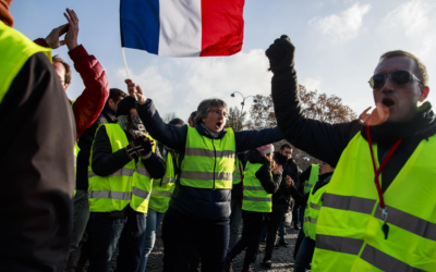 Francia, i gilet gialli bloccano i depositi di carburante: «Macron ci consideri!»