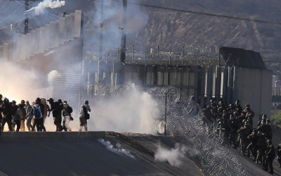 Carovana migranti, nella notte scontri al confine Usa-Messico