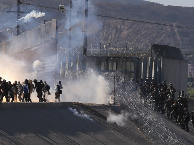 Carovana migranti, nella notte scontri al confine Usa-Messico