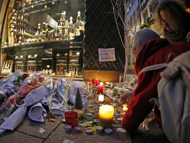 Strasburgo: i morti salgono a tre, killer ancora in fuga