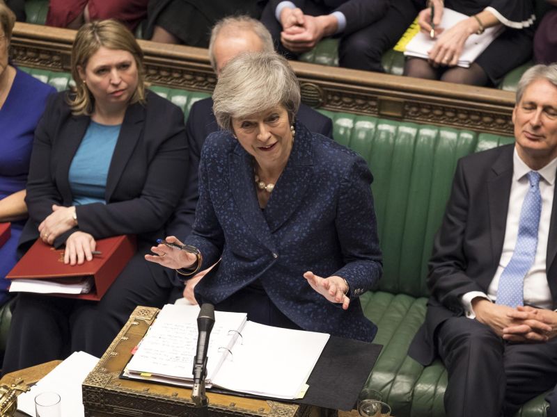 Brexit: Theresa May ottiene la fiducia ma a Londra resta lo stallo