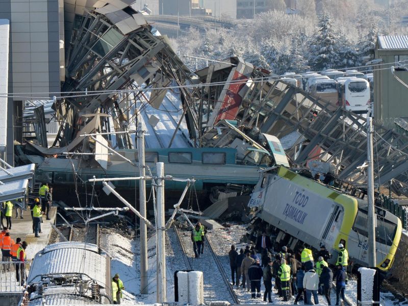 Turchia, scontro fra treni, primo bilancio: nove morti e 43 feriti