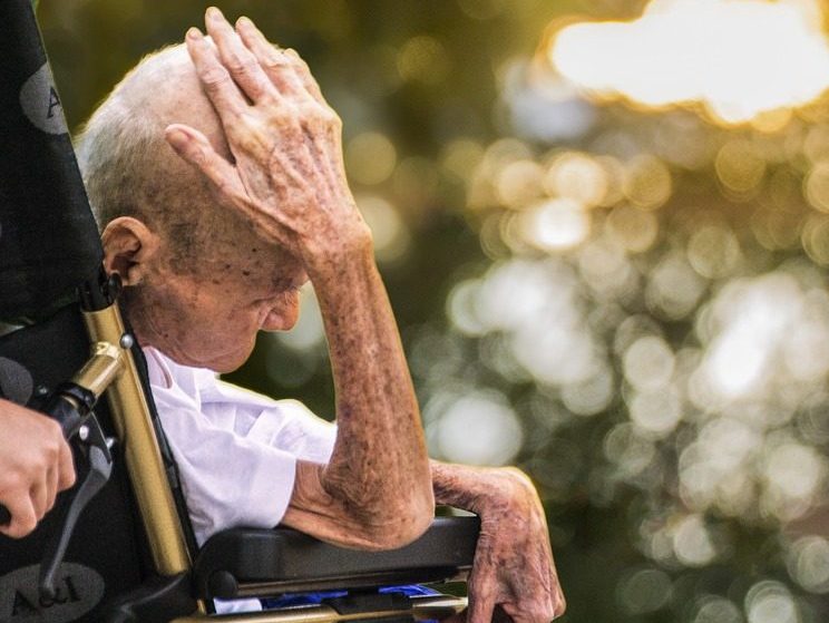 Malato di Alzheimer ferisce il figlio, la moglie muore per lo spavento