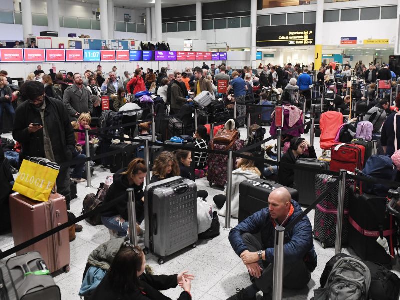 Trasporti: Aeroporto di Gatwick «chiuso per droni», caos nei cieli