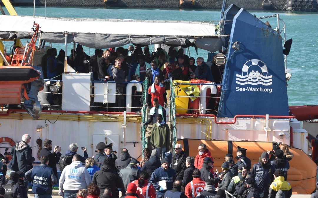 Sea Watch: nave arrivata a Catania, migranti in festa e forze dell’ordine a bordo