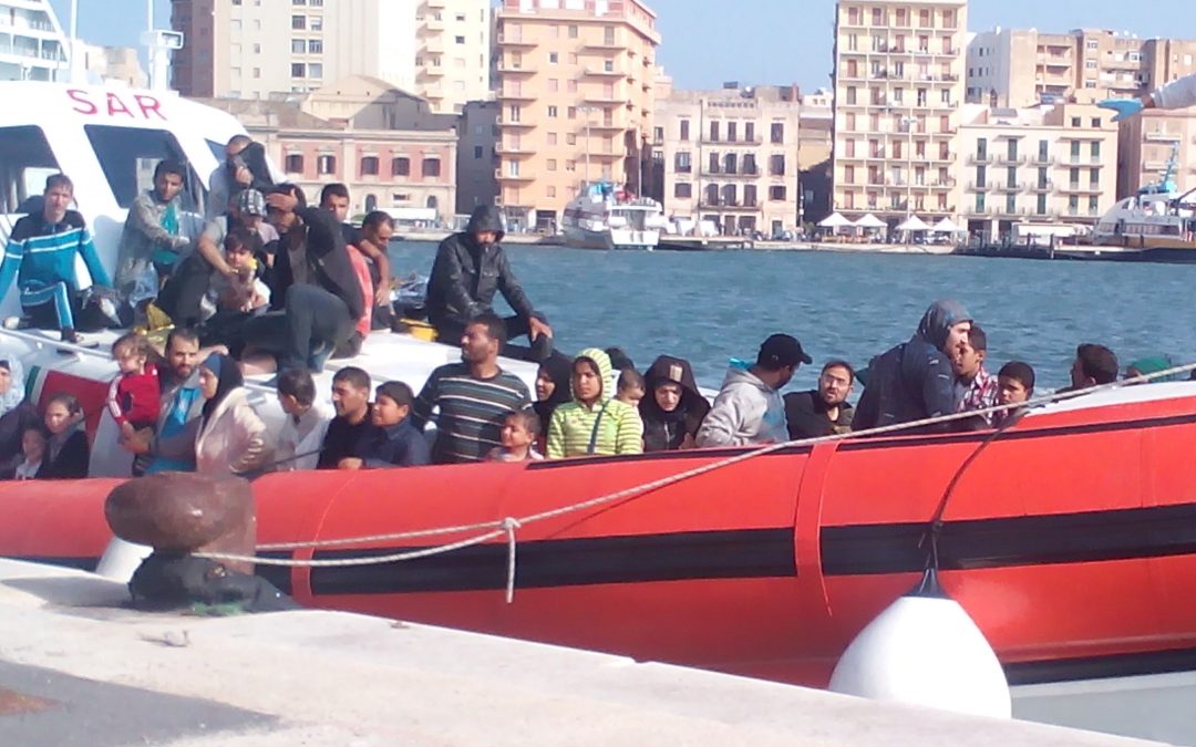Cento migranti in mare senza soccorsi. Ore di polemiche, poi Conte chiama la Libia