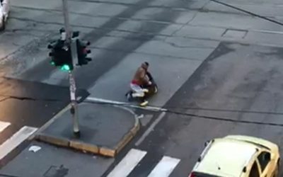 Milano, aggressione in strada  accoltellato un uomo