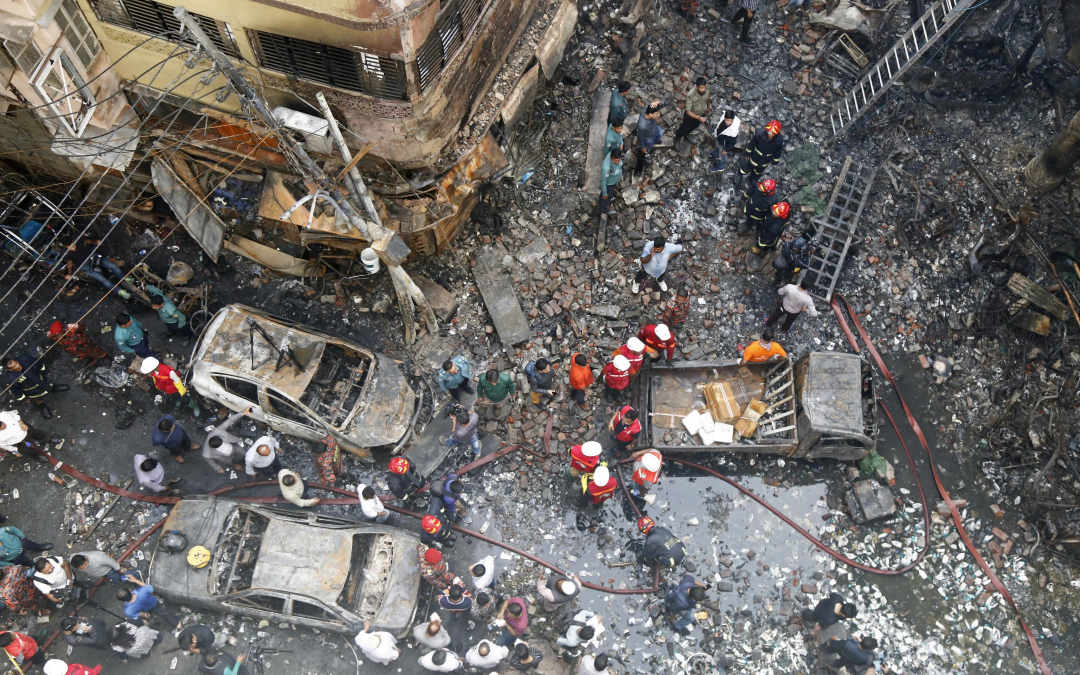 Notte di fiamme a Dacca, decine di morti nella città vecchia