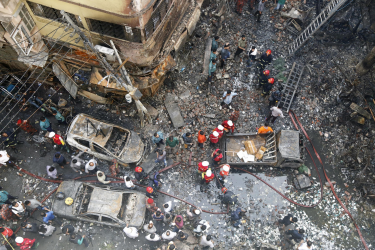 Notte di fiamme a Dacca, decine di morti nella città vecchia