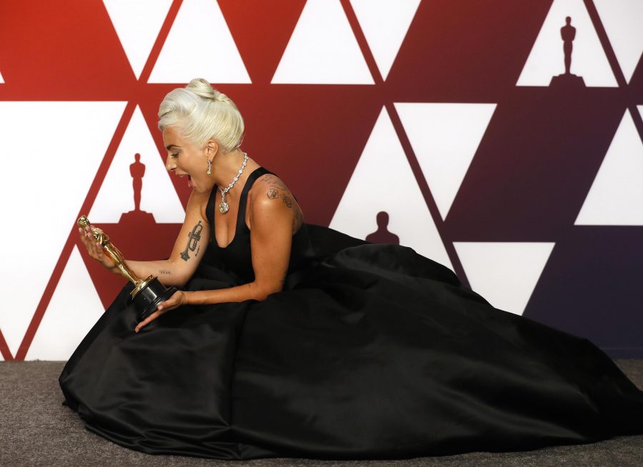 Lady Gaga conquista l’Oscar per la miglior canzone grazie a “Shallow” del film “A star is borne”. La cantante americana ha interpretato il brano sul palco degli Academy awards insieme a Bradley Cooper, regista e coprotagonista del film