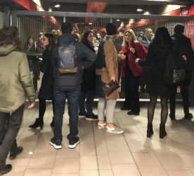 La metro corre troppo: brusca frenata causa un ferito e diversi contusi. M2 bloccata