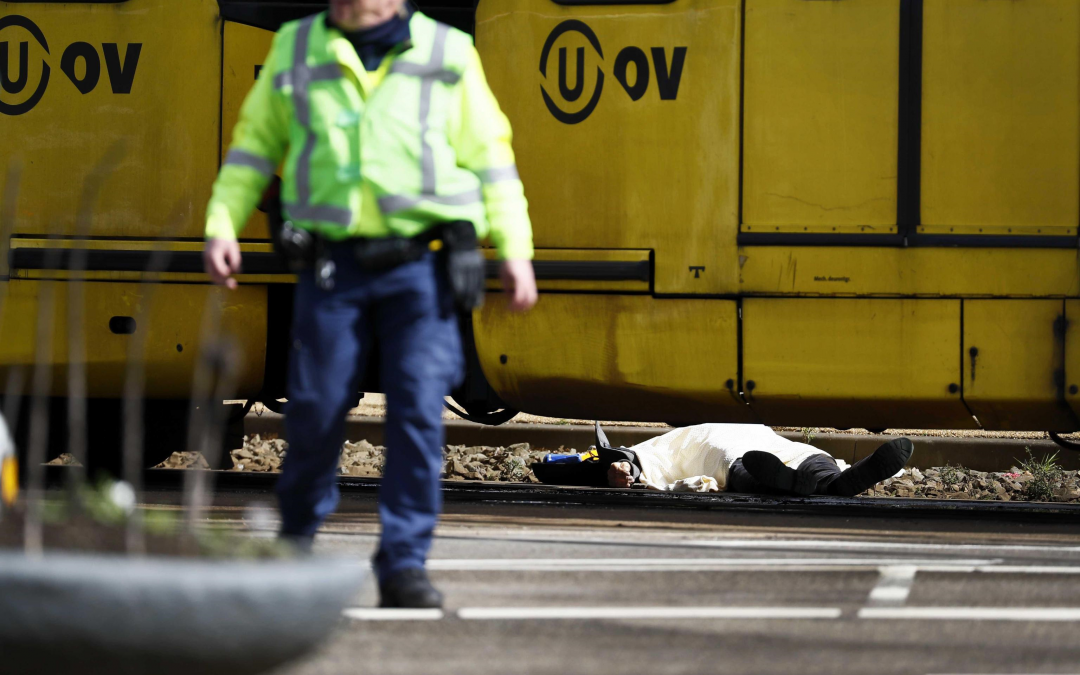 Utrecht, sparatoria su un tram: salgono a tre i morti. Ricercato un uomo 37enne
