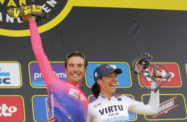 Ciclismo, cielo azzurro sopra le Fiandre: doppietta Bettiol-Bastianelli
