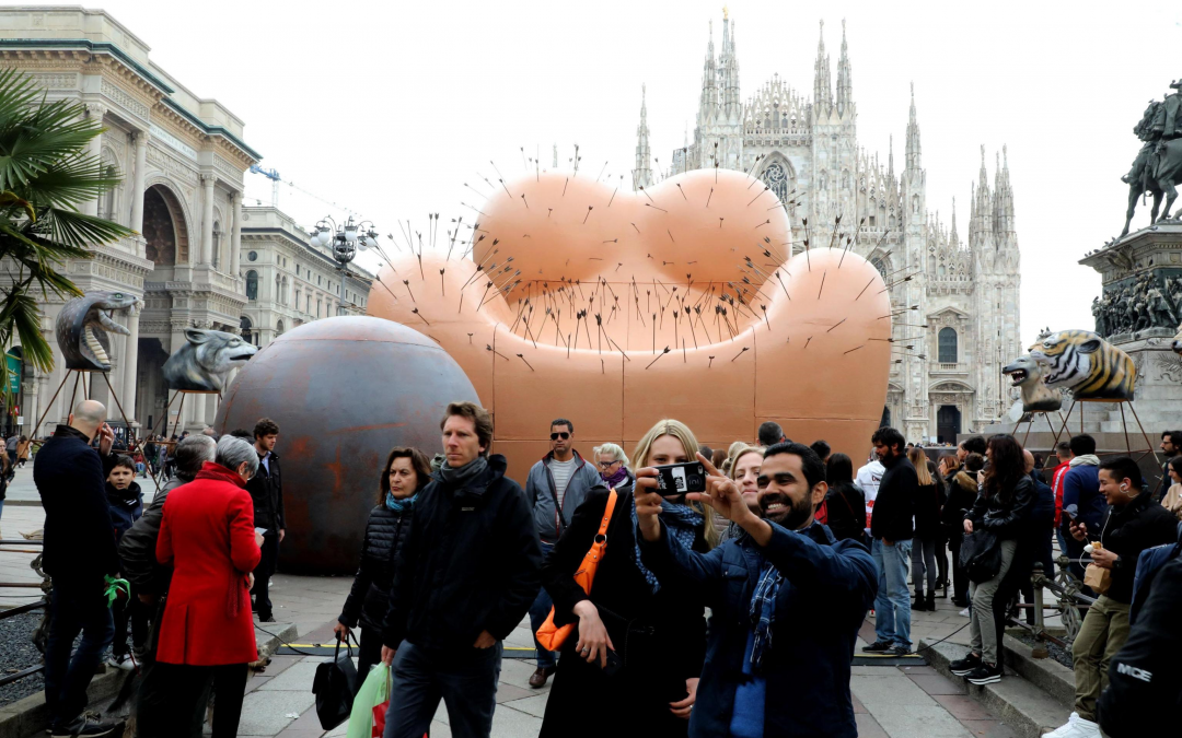 Design Week: in piazza Duomo la donna che non piace alle donne