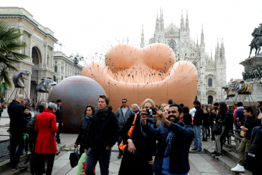 Design Week: in piazza Duomo la donna che non piace alle donne