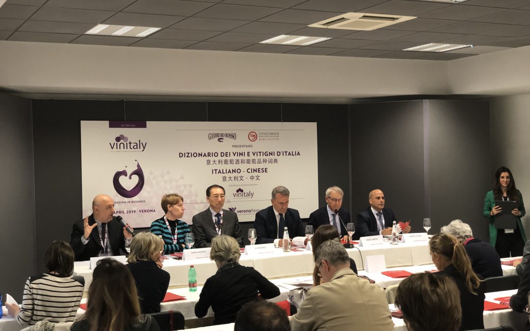 Il Nero d’Avola diventa Hei Zhenzhu: al Vinitaly 2019 il dizionario italo-cinese dei vini e vitigni