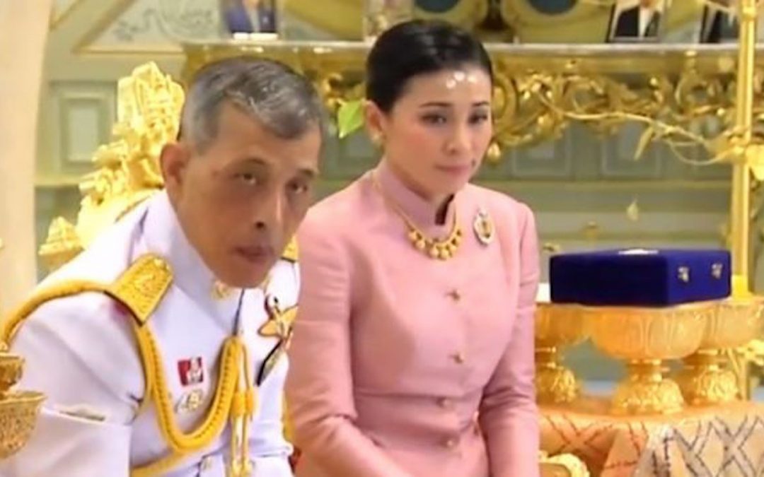 Thailandia, il re Rama X sposa la sua ex guardia del corpo