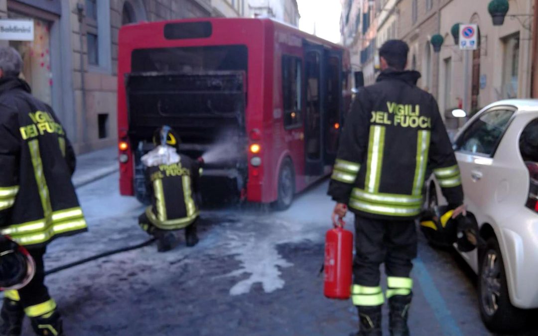 Roma: bus elettrico in fiamme nel centro