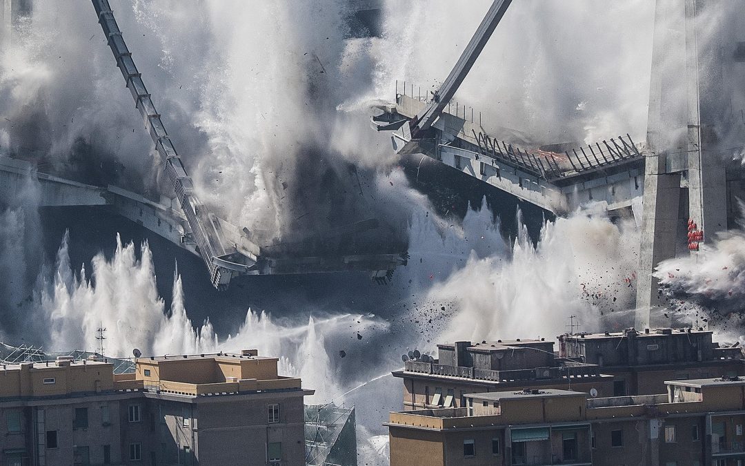 Genova, addio al Ponte Morandi: demoliti gli ultimi due piloni / Video