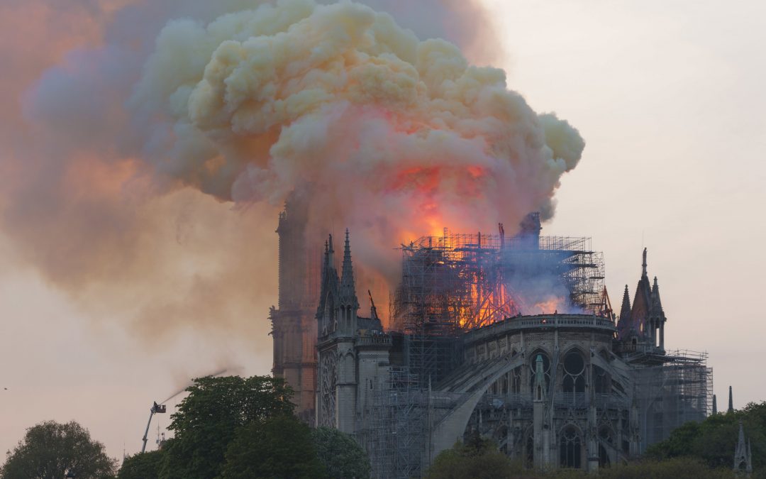 Notre Dame, nel fine settimana la prima messa dopo l’incendio: casco obbligatorio