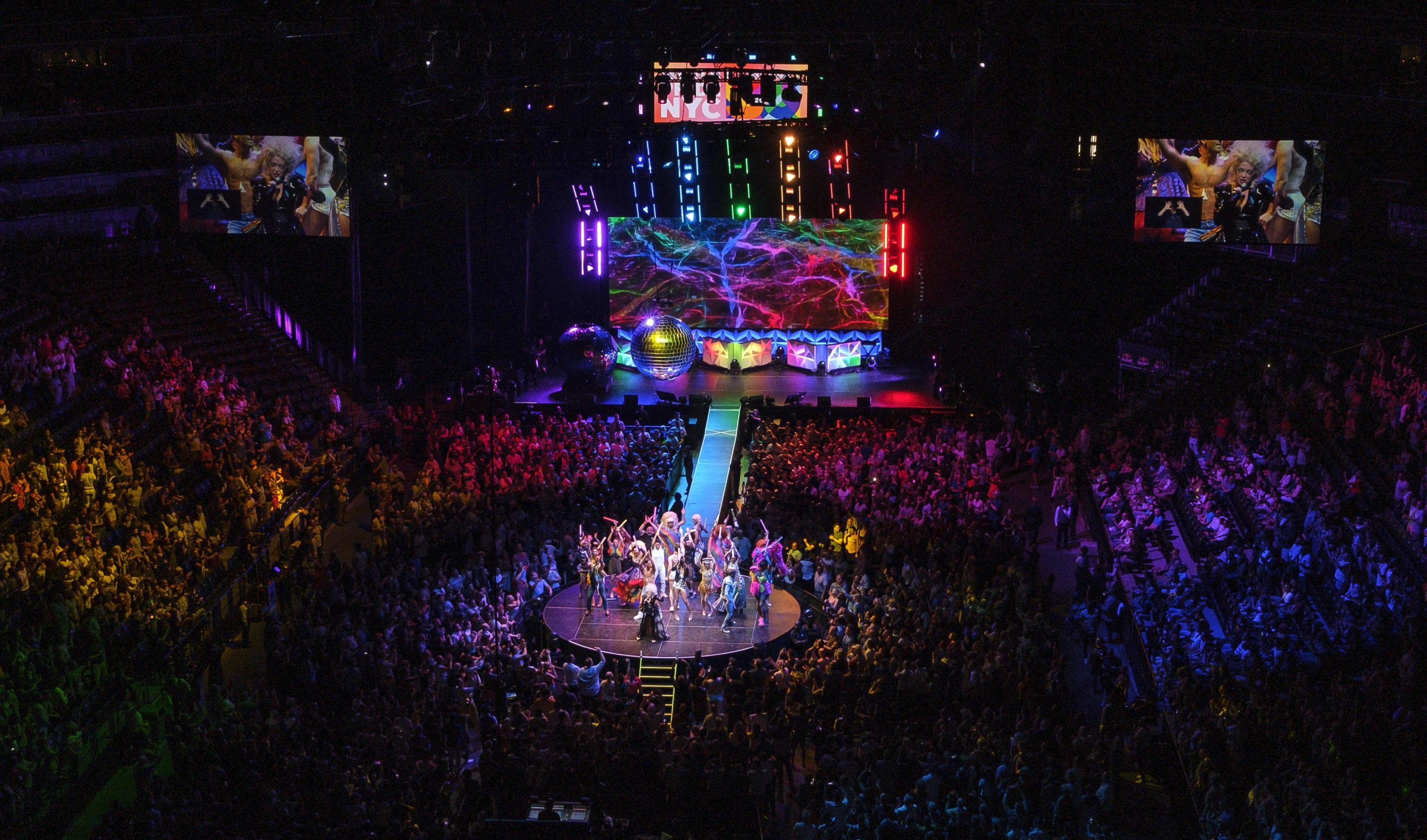 Una panoramica della platea del Barclays Center di Brooklyn durante la performance di Cyndi Lauper per il WorldPride 2019 (Foto di Epa/Justin Lane)