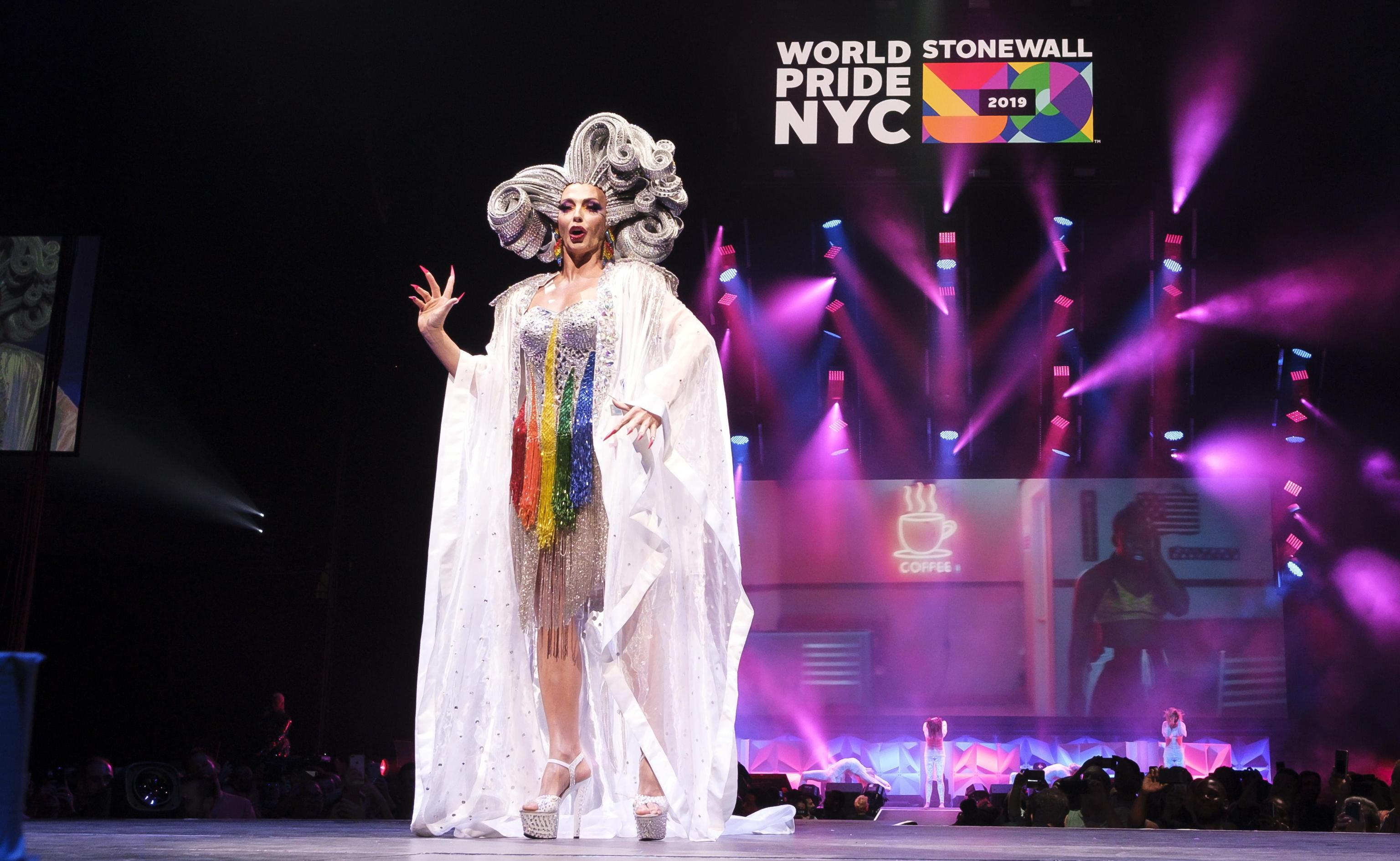 Una drag queen si esibisce sul palco del Barclays Center di Brooklyn per i 50 anni dei moti di Stonewall (Foto di Epa/Justin Lane)