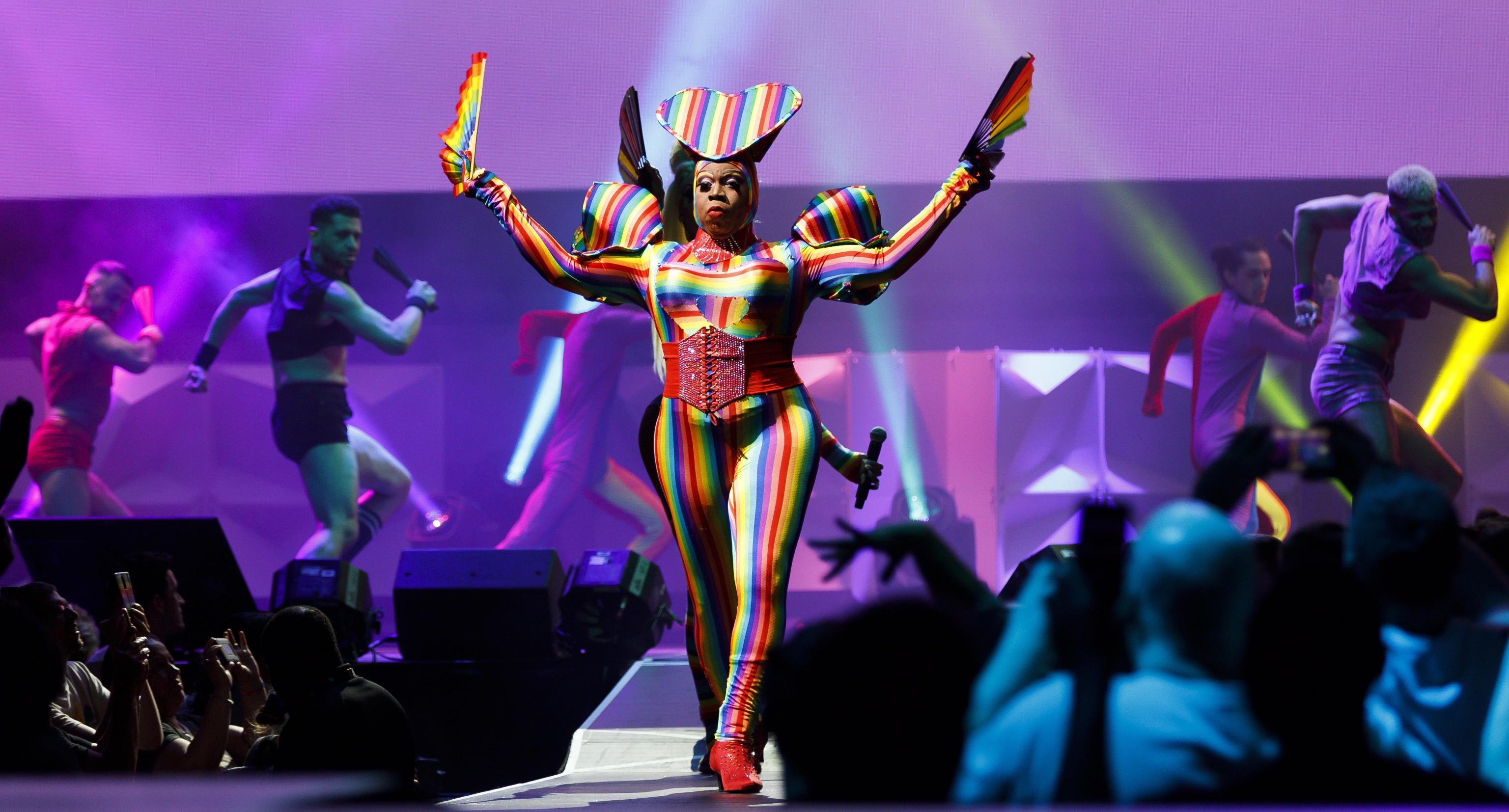 Una donna vestita dei colori della bandiera arcobaleno si esibisce sul palco del Barclays Center per la cerimonia di apertura del WorldPride 2019 (Foto di Epa/Justin Lane)