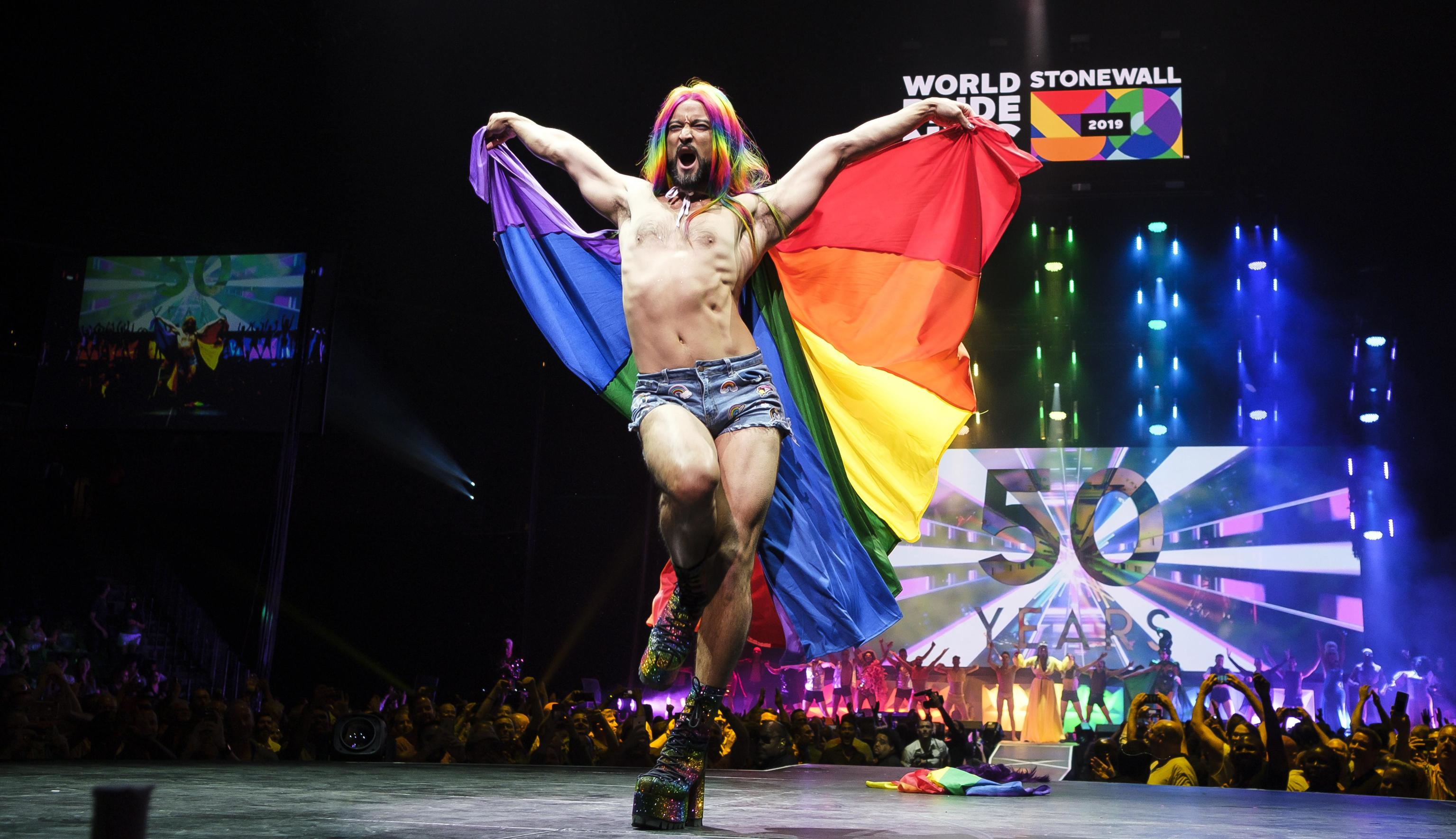 Una performance che si è svolta durante la cerimonia di apertura del WorldPride 2019 (Foto di Epa/Justin Lane)