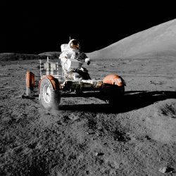 Luna, in 50 anni da oggetto del desiderio a trampolino spaziale