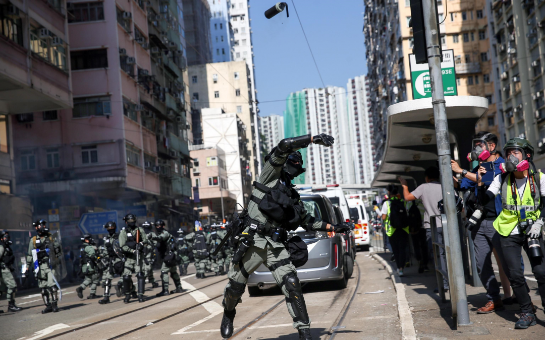 Hong Kong: poliziotto spara a due manifestanti, Wong in Italia irrita Pechino