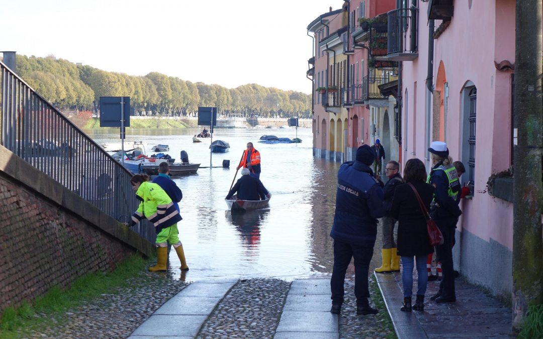 Maltempo, a Pavia esonda il Ticino: «Ho dovuto attraversare il fiume in canoa»