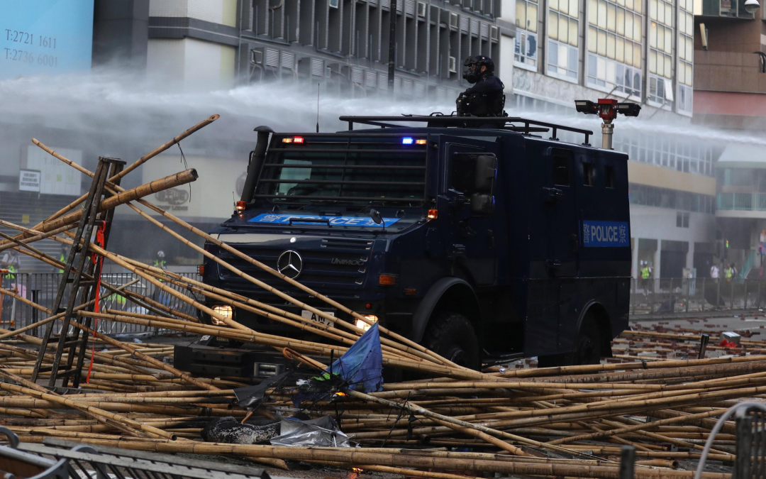 Hong Kong, studenti in azione con archi, frecce e catapulte. La polizia: «Pronti a sparare»