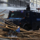 Hong Kong, studenti in azione con archi, frecce e catapulte. La polizia: «Pronti a sparare»