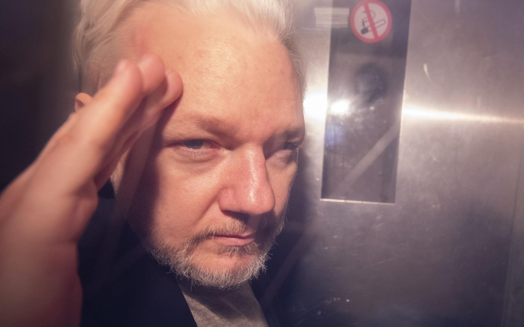 Assange, appello di 60 medici: «Potrebbe morire in carcere»