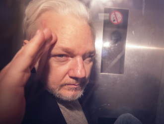 Assange, appello di 60 medici: «Potrebbe morire in carcere»