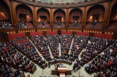 Dl fisco approda alla Camera, dagli assorbenti alla “tassa sul biliardino”: ecco cosa prevede